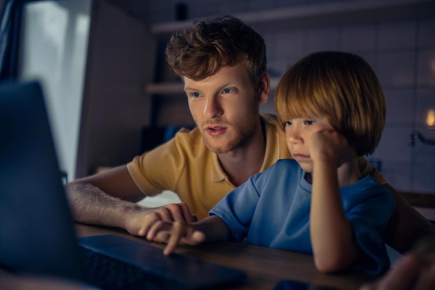 Papa und Sohn schauen sich einen Movei an, bevor sie ins Bett gehen