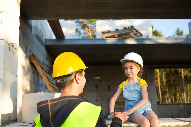 Papa und Tochter sind auf der Baustelle ihres zukünftigen Zuhauses. Die Wahl des zukünftigen Berufes eines Baumeisters wird vom Kind geerbt. Die Erwartung des Umzugs, der Traum von einem Haus. Hypothekendarlehen