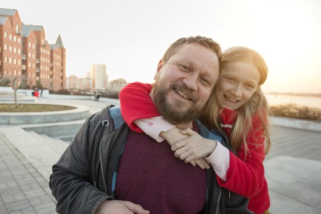 Foto papa und tochter spazieren