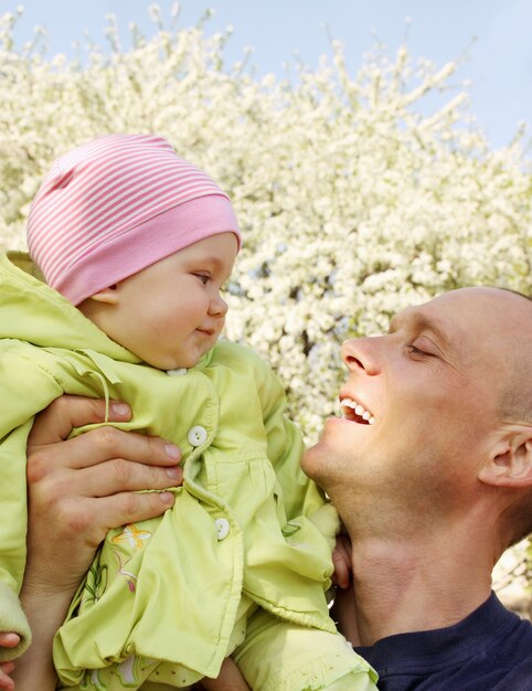 Papa und Tochter spielen im Frühling im Freien