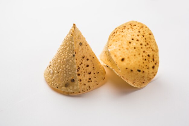 Papad Cones oder Papadum in Kegelform, traditionelle indische Beilage