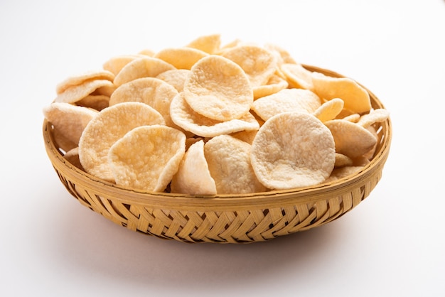 Papad o galleta de arroz frito es un aperitivo del sur de la India llamado Appalam