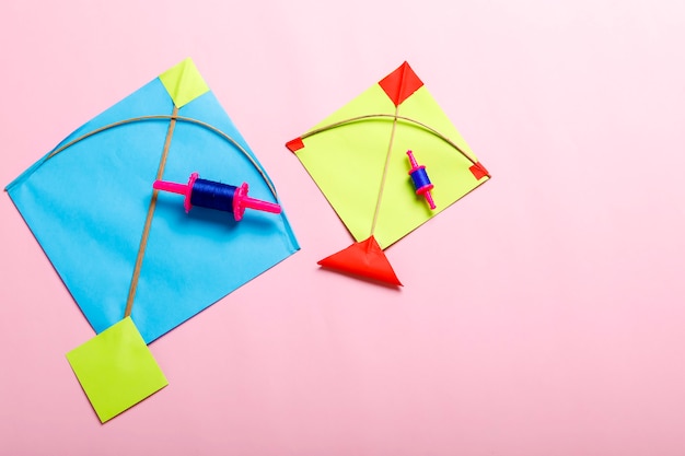 Papagaios de papel colorido e corda, festival de Makar Sankranti conceito