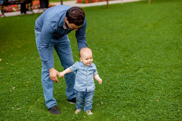 Papai ajuda o bebê a andar