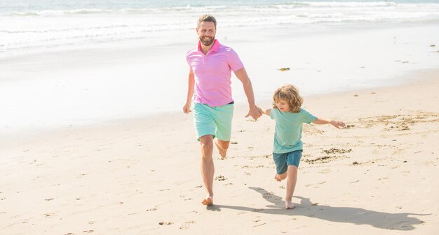 Papai com garoto no dia de verão pai e filho se divertindo ao ar livre na infância e na paternidade