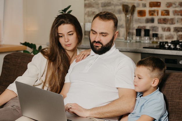 Papai está trabalhando remotamente em um computador entre parentes