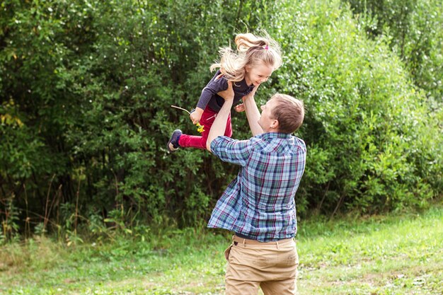 Papai joga a criança para cima, o jogo de pai e filho