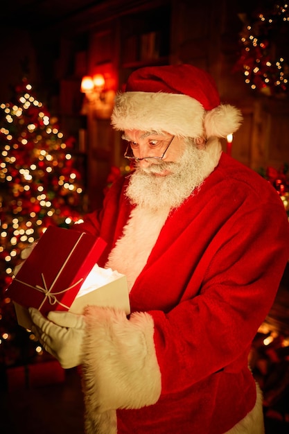 Papai noel abrindo o presente de natal