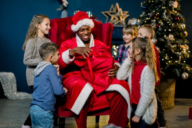 Papai noel africano dando presentes para lindas crianças