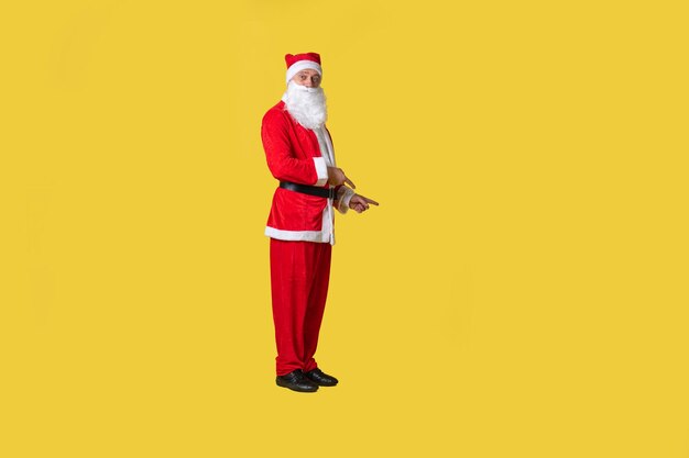 Papai noel amarelo funky suspensórios tradição fundo ano pessoas com idade vovô branco caucasiano mostra para baixo