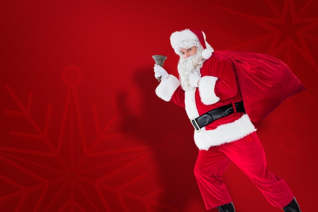 Papai Noel andando com seu saco e sino contra o fundo vermelho do floco de neve