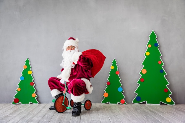 Papai Noel andando de carro. Conceito de férias de Natal