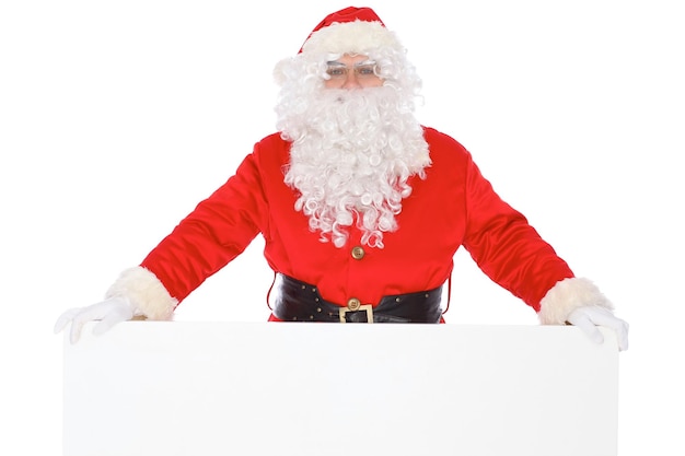 Papai Noel apontando no banner de propaganda de parede branca em branco com espaço de cópia isolado no fundo branco