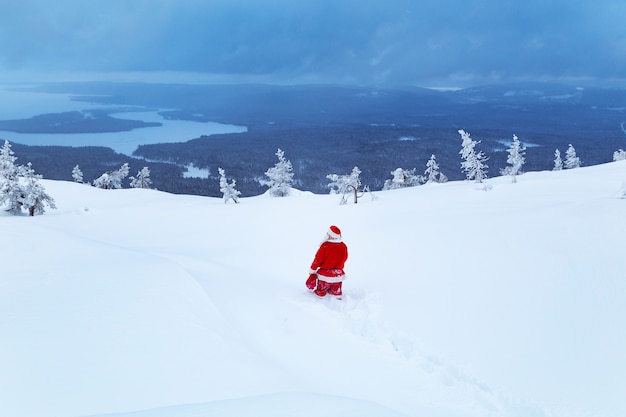 Papai Noel autêntico em uma montanha de neve.