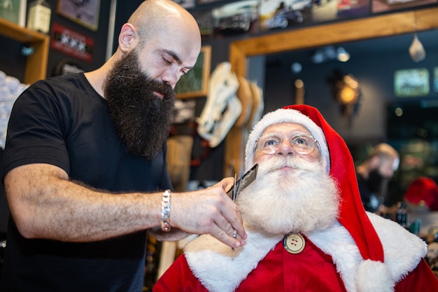 Papai noel barbear na barbearia