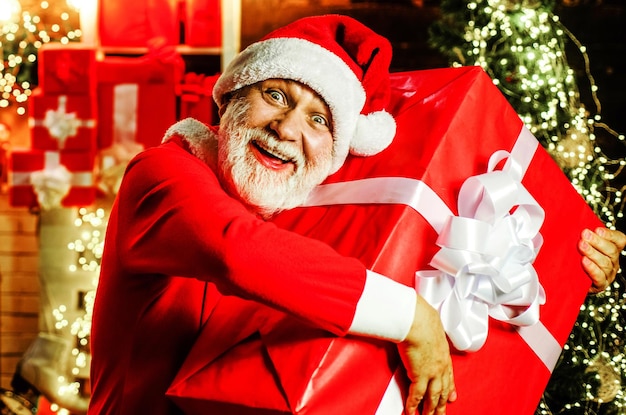 Papai noel barbudo com presente de natal feriado de ano novo se preparando para serviço de entrega de véspera de natal