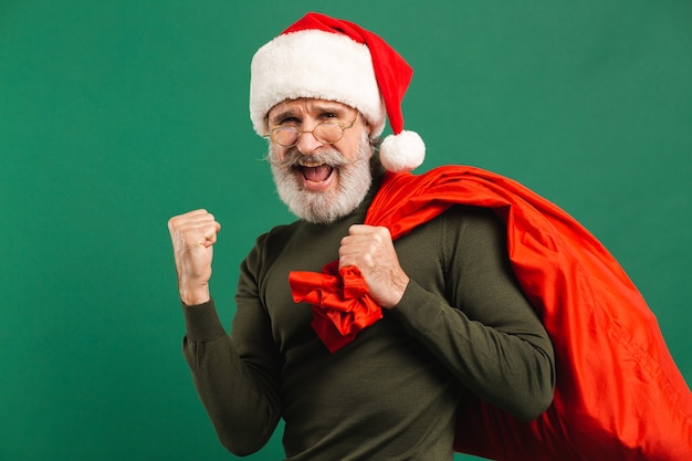 Papai Noel barbudo segurando um saco vermelho