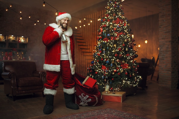 Papai Noel bêbado e malvado traz presentes bebendo álcool