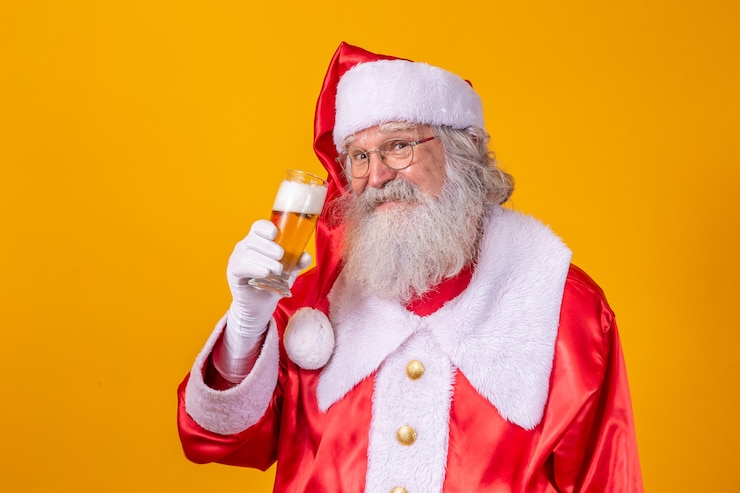 Foto papai noel bebendo um copo de cerveja. tempo de descanso. bebida alcoólica nos feriados. beba com moderação. cerveja artesanal. feliz natal.