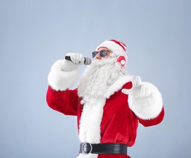 Papai Noel cantando canções de Natal em um fundo claro