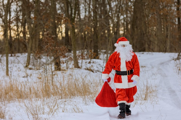 Papai noel carregando presentes de natal para crianças