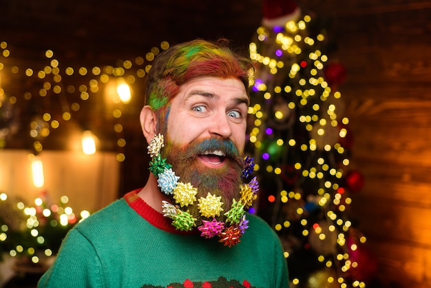 Papai Noel com barba decorada, feliz natal e feliz ano novo, festa de ano novo feliz papai noel com