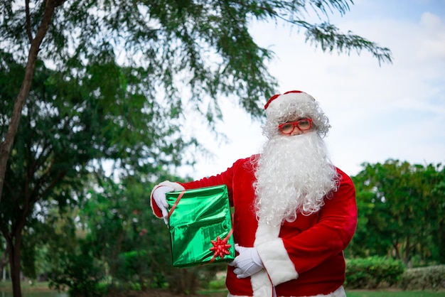 Papai noel com caixa de presente na florestaPovo da TailândiaEnviado felicidade para criançasFeliz natalBem-vindo ao inverno