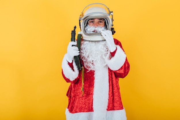 Papai Noel com capacete de astronauta amarelo