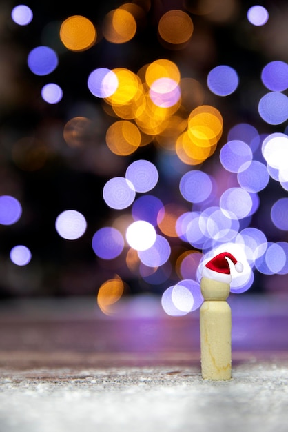 Papai Noel com chapéu de Papai Noel em bokeh de fundo, árvore de Natal, cópia espaço, férias, conceito de feliz Natal