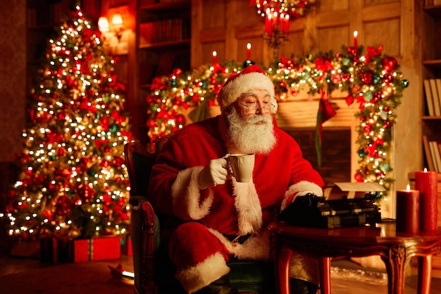 Papai Noel com chocolate quente