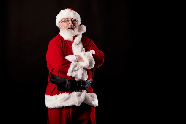 Papai Noel com os braços cruzados em um fundo preto