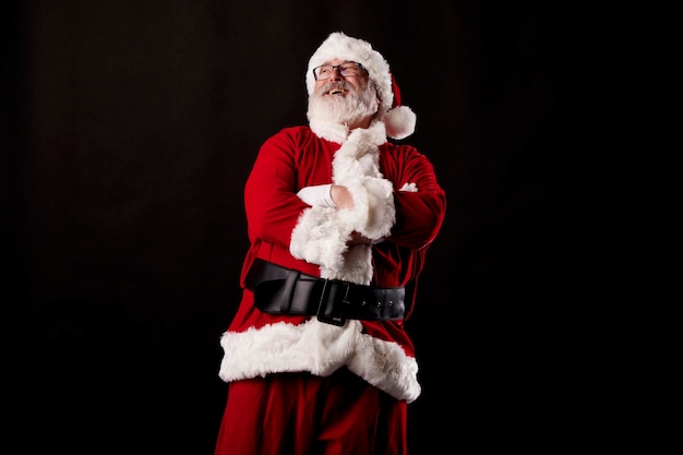 Papai Noel com os braços cruzados em um fundo preto