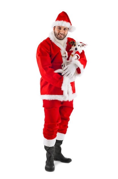 Papai noel com seu cachorrinho na parede branca