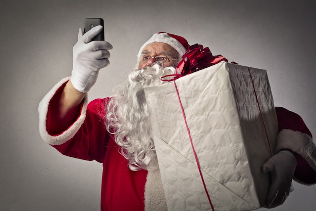 Papai Noel com um smartphone