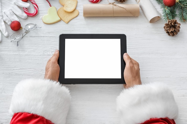 Papai Noel com um tablet na mesa