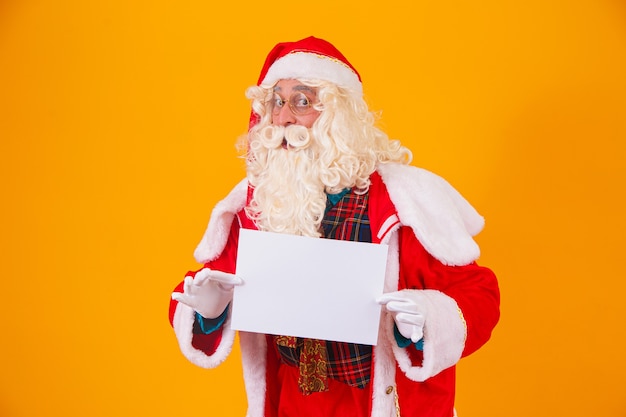Papai Noel com uma bandeira branca com espaço para texto. Papai Noel segurando um cartão branco