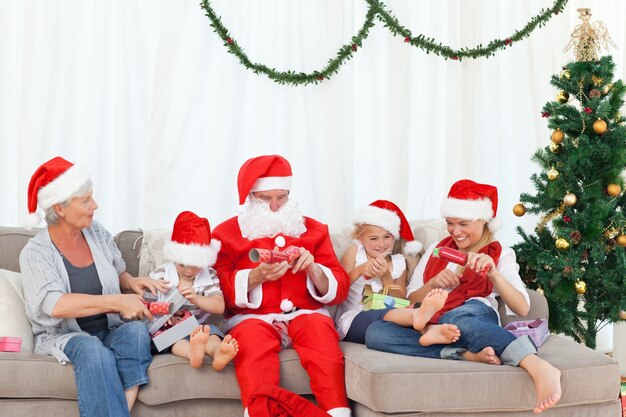 Papai noel com uma família feliz