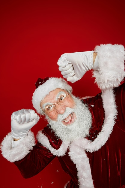 Papai Noel dançando no vermelho