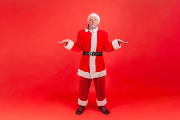 Foto papai noel dando de ombros como se não soubesse responder, sendo incerto, não tenho certeza.