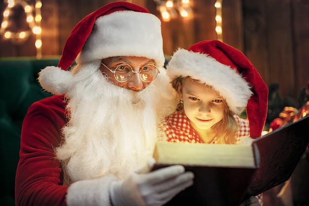 Papai noel dando um presente para uma menina bonita