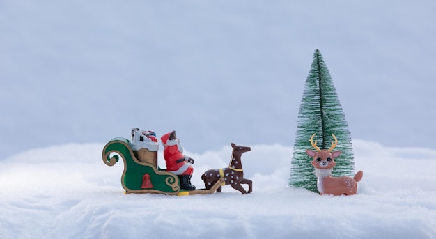 Papai Noel de brinquedo em um trenó