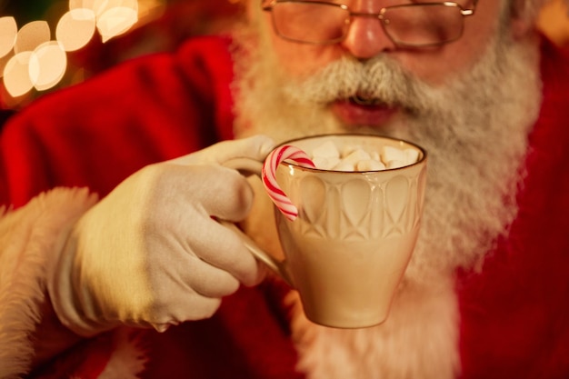 Foto papai noel desfrutando de coco quente