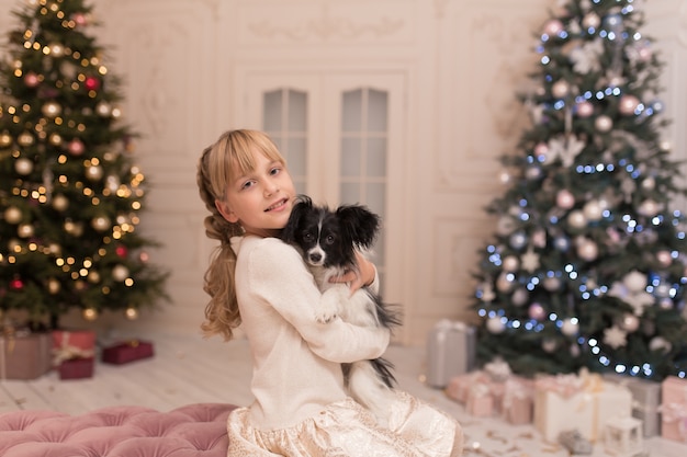 Papai noel deu um cachorro para a menina no natal