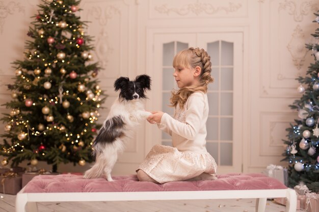 Papai noel deu um cachorro para a menina no natal