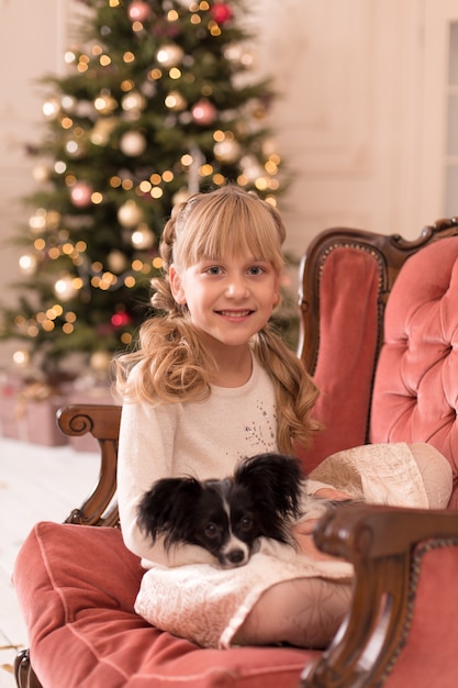 Papai Noel deu um cachorro para a menina no Natal