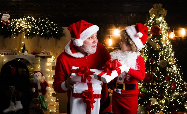 Papai noel e ajudante com presente de natal férias em família feliz natal e feliz novo