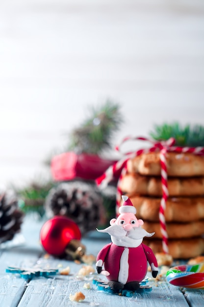 Papai Noel e biscoito caseiro de Natal com decoração