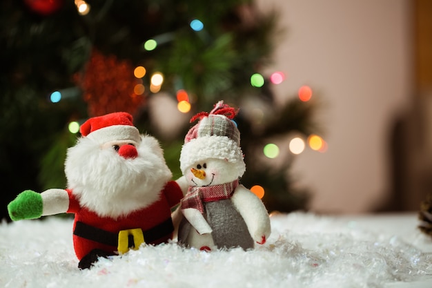 Papai noel e boneco de neve na neve