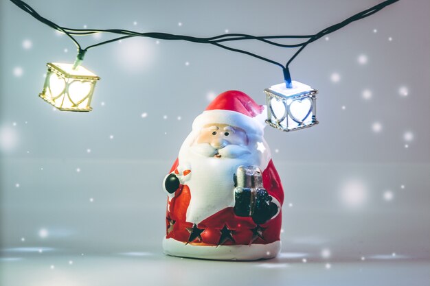 Papai noel e lâmpada no fundo branco, feliz natal e feliz ano novo