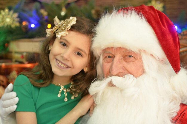 Papai Noel e linda garota no Natal